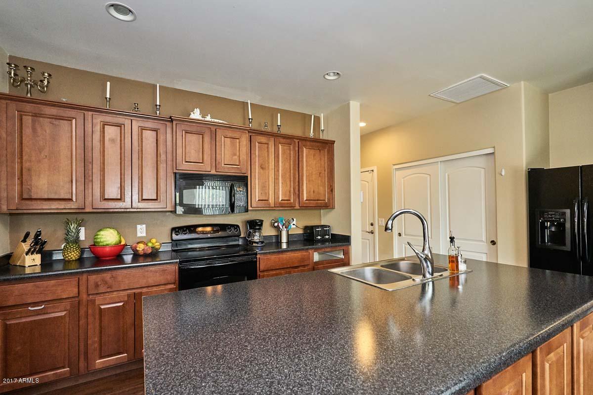 1539 East Apollo Road Phoenix, AZ 85042 - Photo 10 of 42 Kitchen