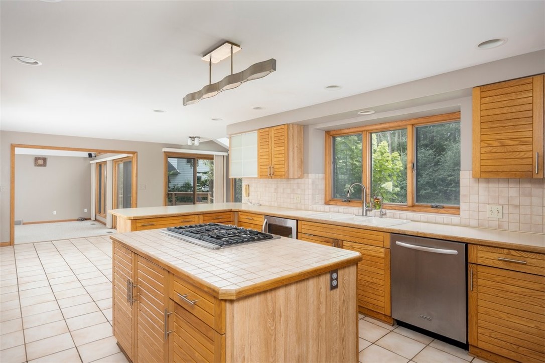 31 Buttonwood Lane Amherst, NY 14051 - Photo 13 of 33 Kitchen