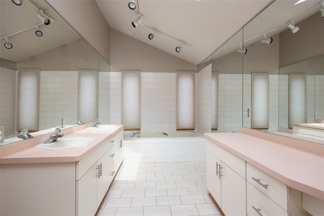 31 Buttonwood Lane Amherst, NY 14051 - Photo 20 of 33 Primary bathroom