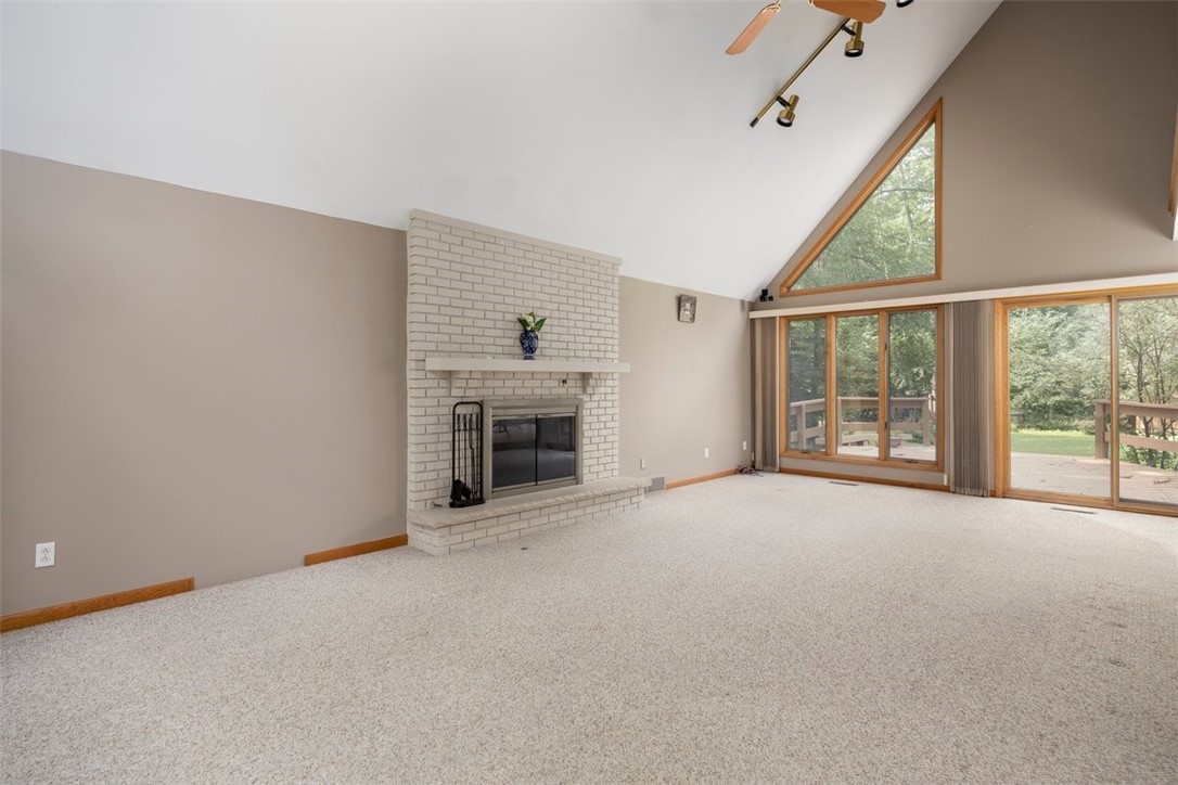 31 Buttonwood Lane Amherst, NY 14051 - Photo 3 of 33 Living room