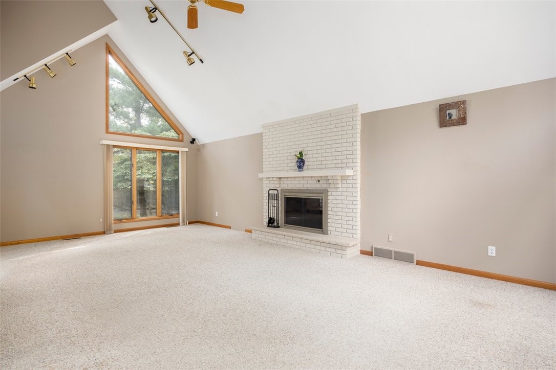 31 Buttonwood Lane Amherst, NY 14051 - Photo 5 of 33 Living room