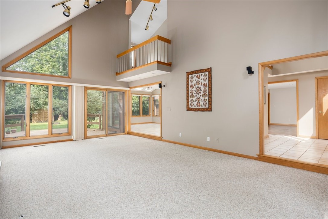 31 Buttonwood Lane Amherst, NY 14051 - Photo 6 of 33 Living room