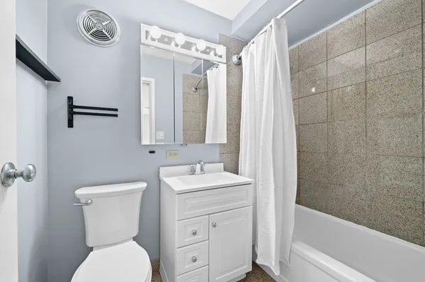 $2,150 | 30 East Division Street, Unit 14C, Chicago, IL 60610