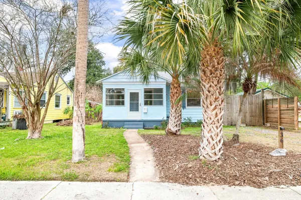 a view of a house with a backyard