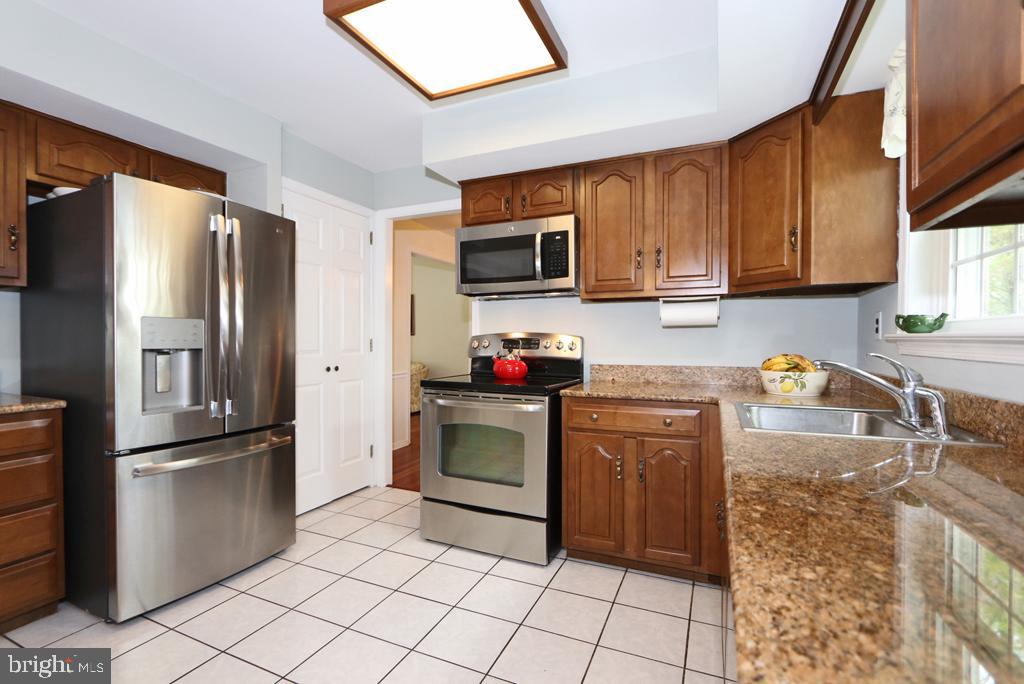 711 Brainerd Road Exton, PA 19341 - Photo 9 of 38 Kitchen w/Granite Countertops