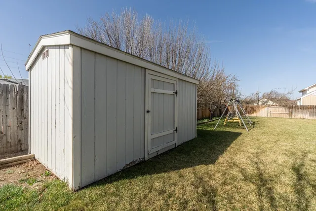 a view of a backyard with pathway