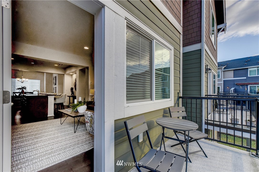 3010 34th Place Everett, WA 98201 - Photo 21 of 39 a living room with furniture