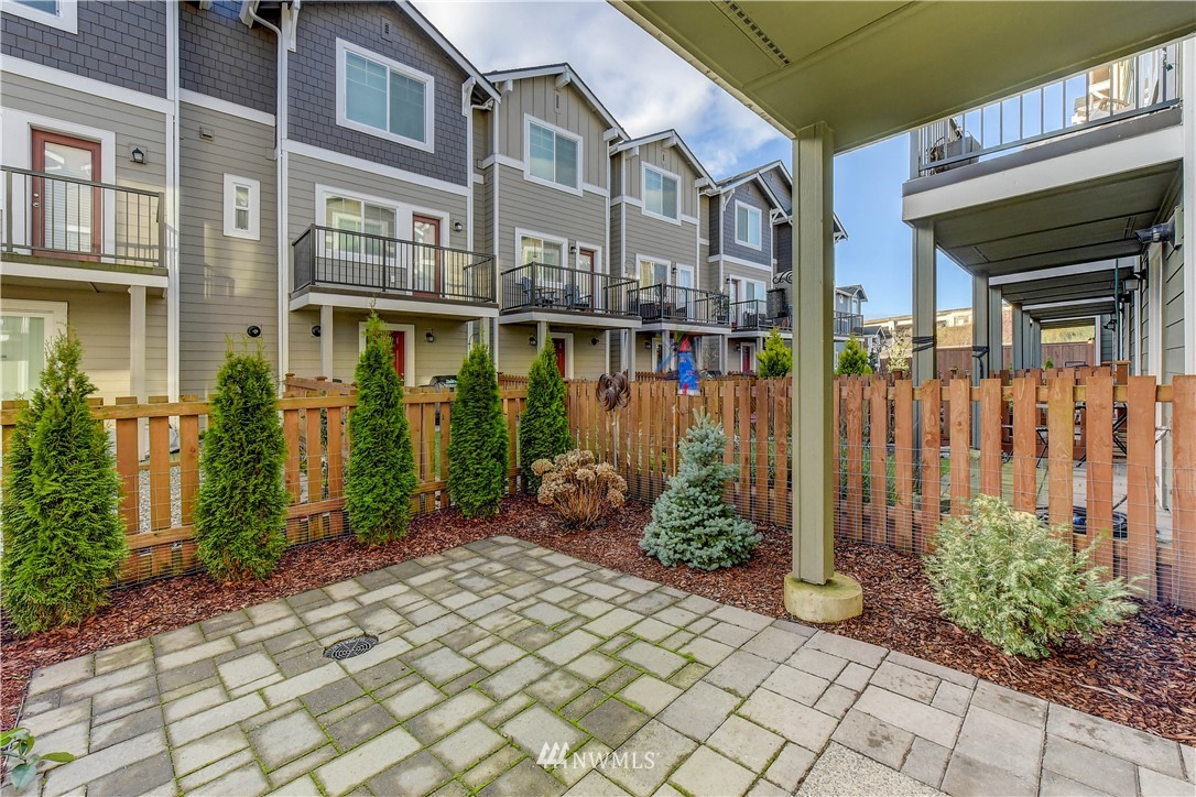 3010 34th Place Everett, WA 98201 - Photo 24 of 39 a front view of a building with a garden