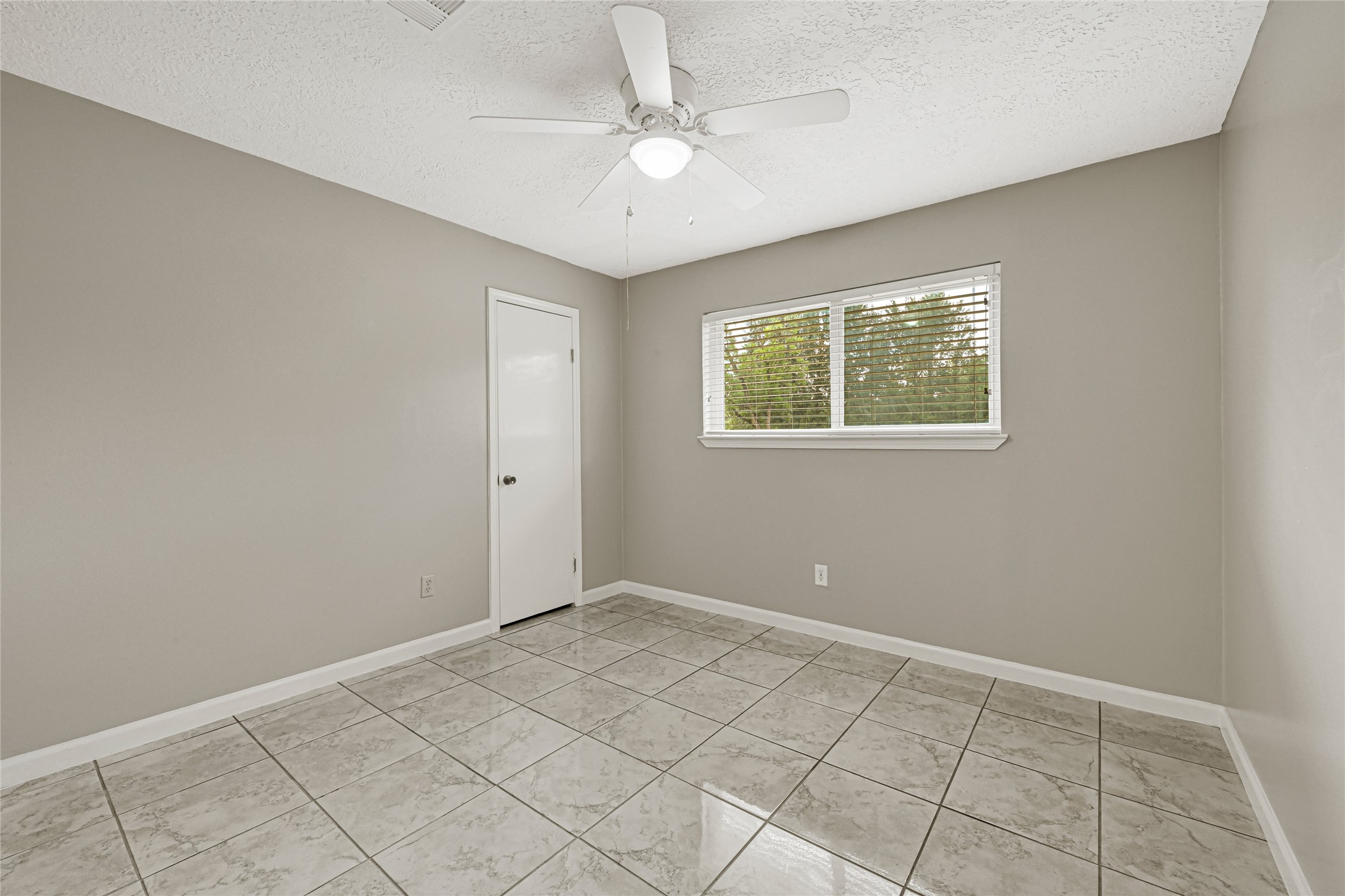 20135 Timber Line Lane New Caney, TX 77357 - Photo 17 of 30 an empty room with windows and ceiling fan