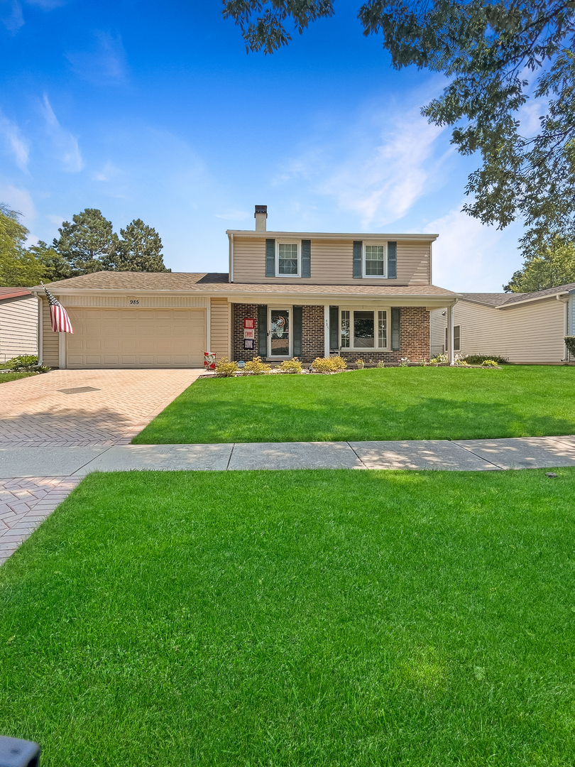 985 Greenridge Road Buffalo Grove, IL 60089 - Photo 1 of 20 a front view of a house with a garden