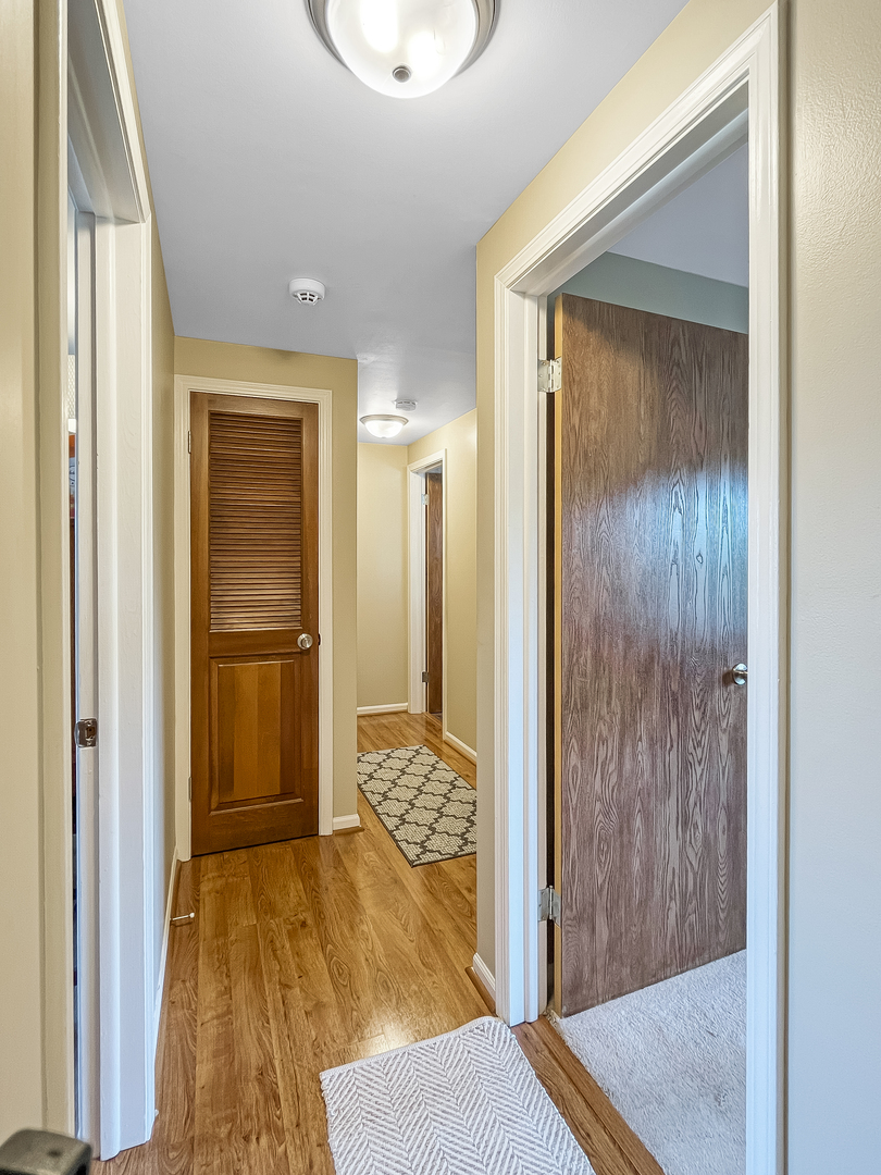 985 Greenridge Road Buffalo Grove, IL 60089 - Photo 14 of 20 a view of bathroom