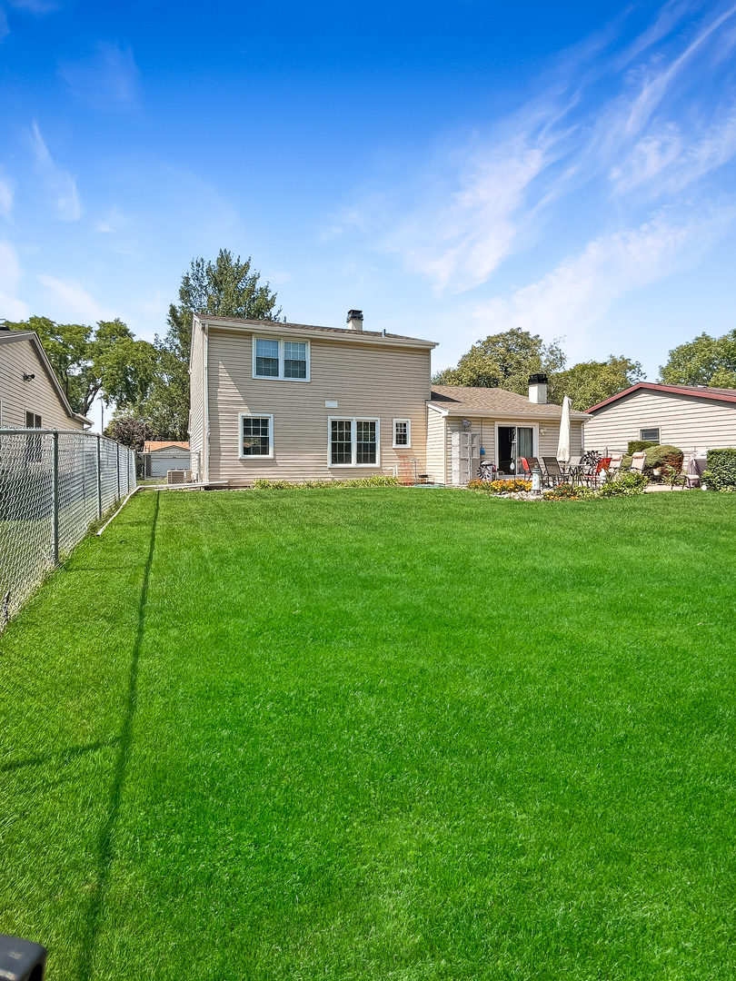 985 Greenridge Road Buffalo Grove, IL 60089 - Photo 18 of 20 a house view with a garden space