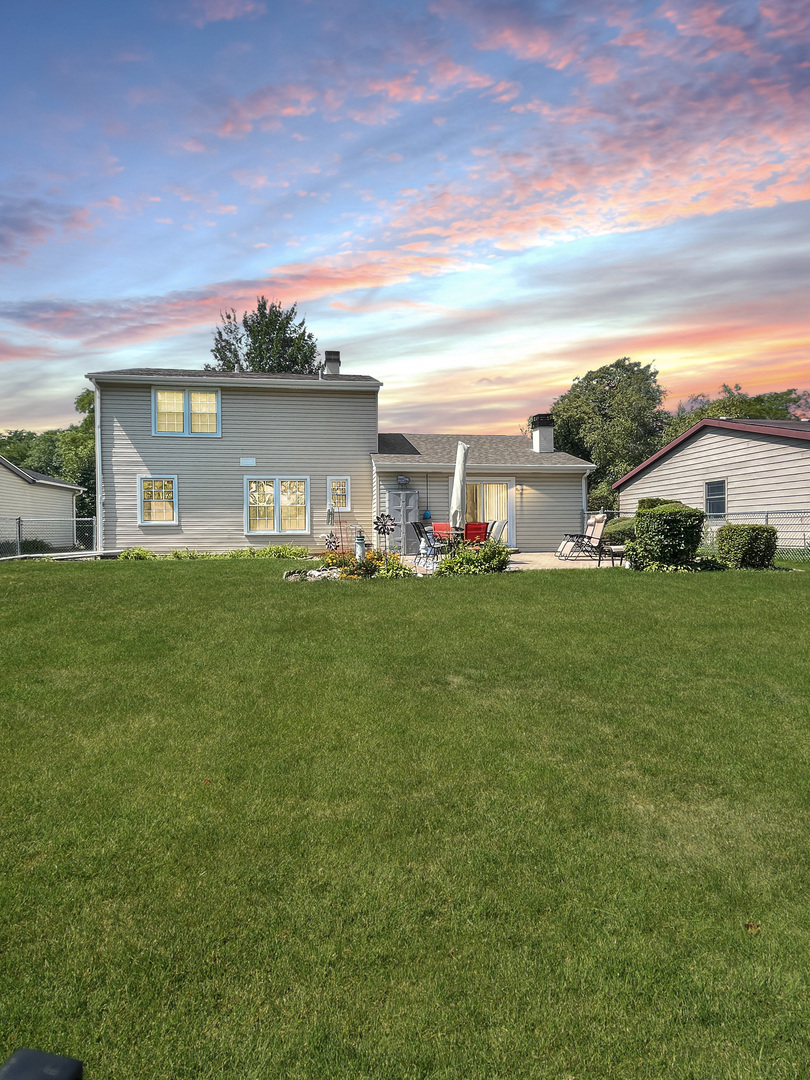 985 Greenridge Road Buffalo Grove, IL 60089 - Photo 19 of 20 a front view of house with yard