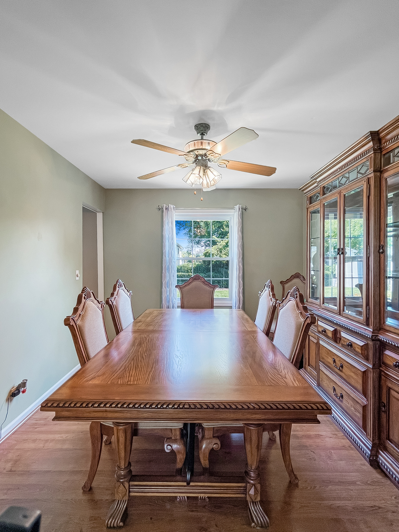 985 Greenridge Road Buffalo Grove, IL 60089 - Photo 5 of 20 a view of a dining room with furniture