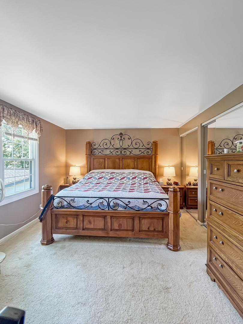 985 Greenridge Road Buffalo Grove, IL 60089 - Photo 8 of 20 a bedroom with a bed and closet