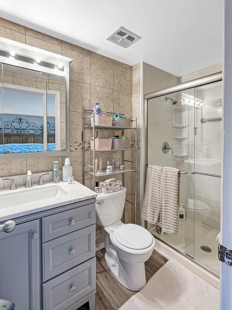 985 Greenridge Road Buffalo Grove, IL 60089 - Photo 9 of 20 a bathroom with a sink a toilet and shower
