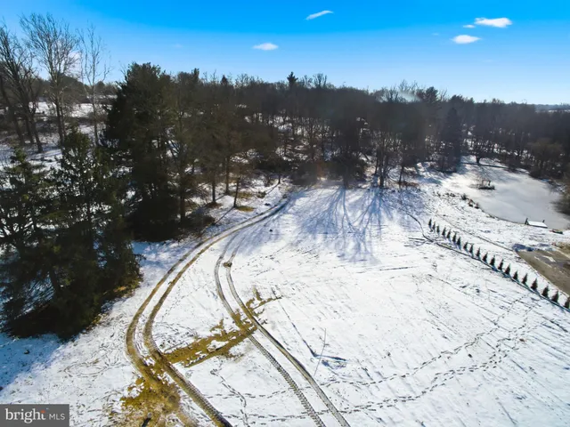 a bird view of house with backyard