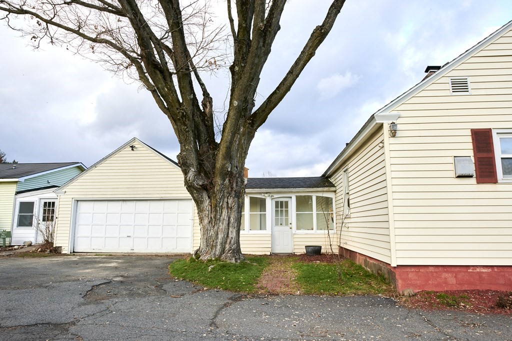 304 Plain Road Greenfield, MA 01301 - Photo 5 of 29