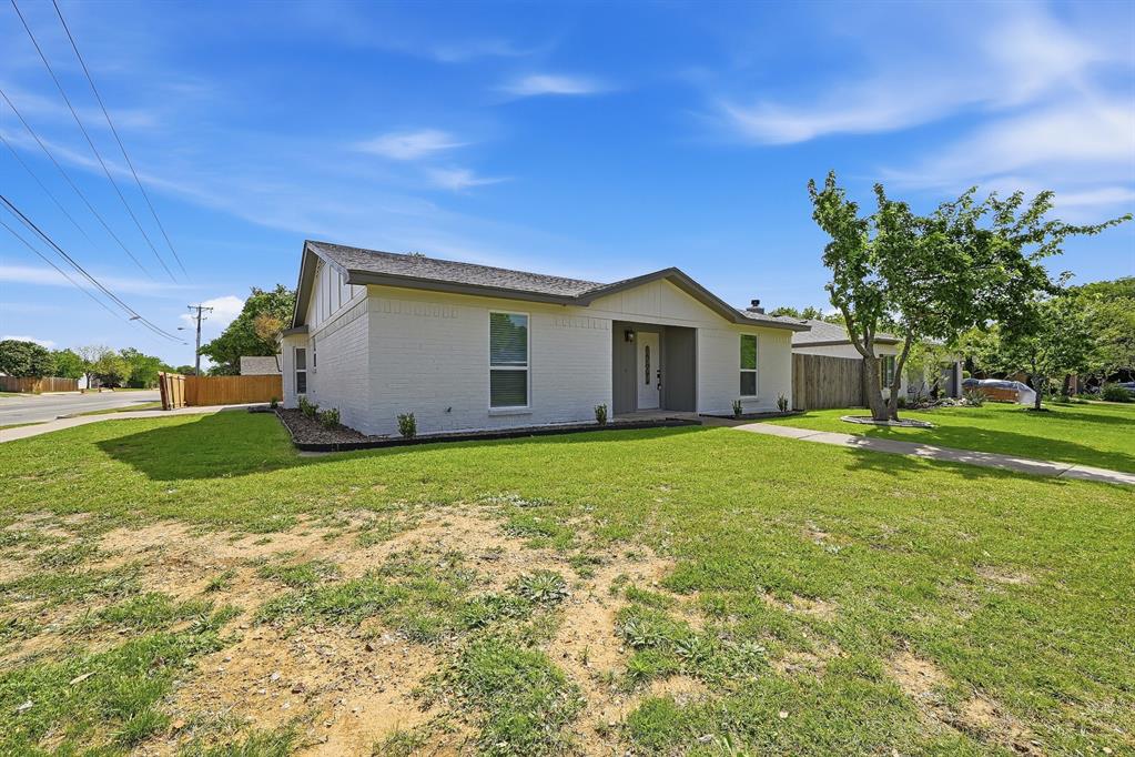 6656 Starnes Road Watauga, TX 76148 - Photo 2 of 34