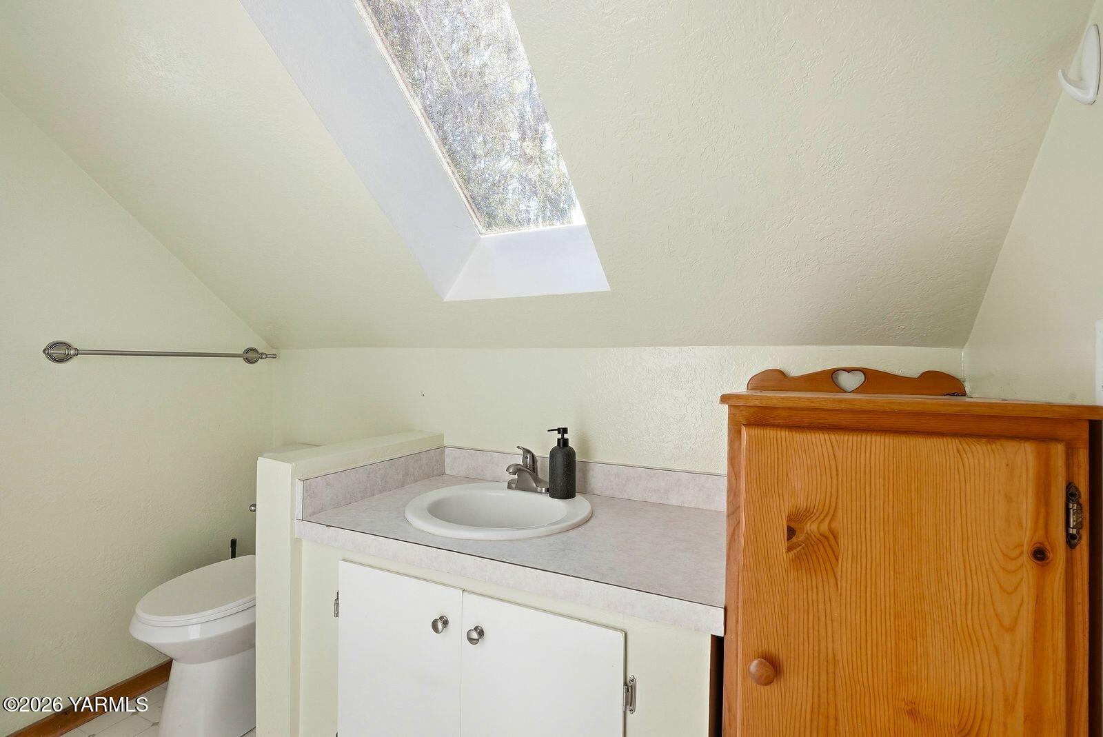 592 Livengood Road Cowiche, WA 98923 - Photo 33 of 51 Upper level bathroom