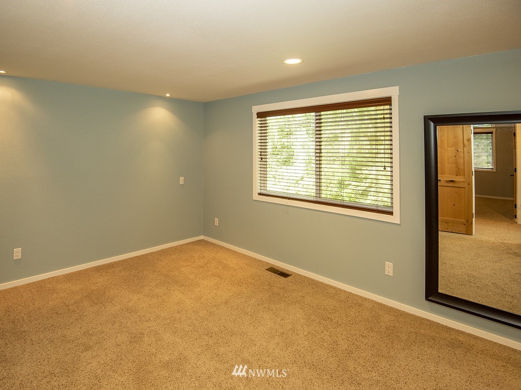 21922 Southeast 255th Place Maple Valley, WA 98038 - Photo 13 of 40 an empty room with a window