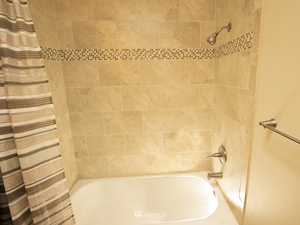 21922 Southeast 255th Place Maple Valley, WA 98038 - Photo 21 of 40 a bathroom with a bathtub