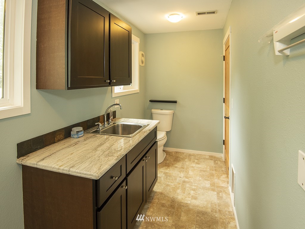 21922 Southeast 255th Place Maple Valley, WA 98038 - Photo 24 of 40 a bathroom with a sink and a mirror
