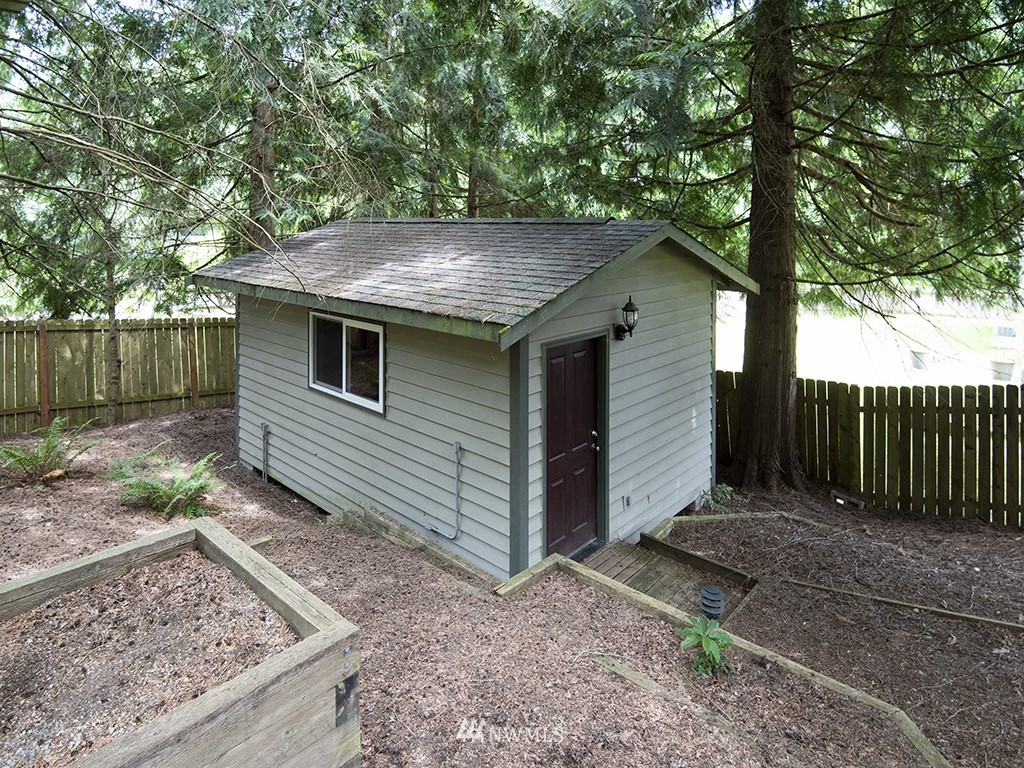 21922 Southeast 255th Place Maple Valley, WA 98038 - Photo 33 of 40 a backyard of a house