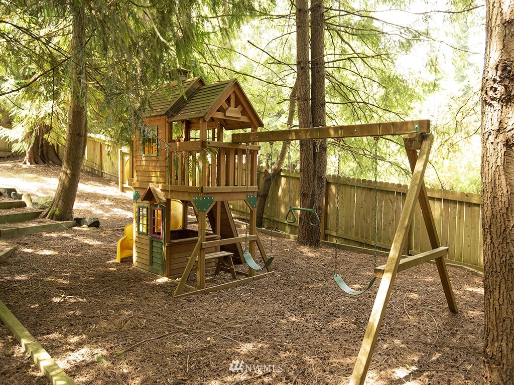 21922 Southeast 255th Place Maple Valley, WA 98038 - Photo 35 of 40 a view of outdoor space with table and chairs
