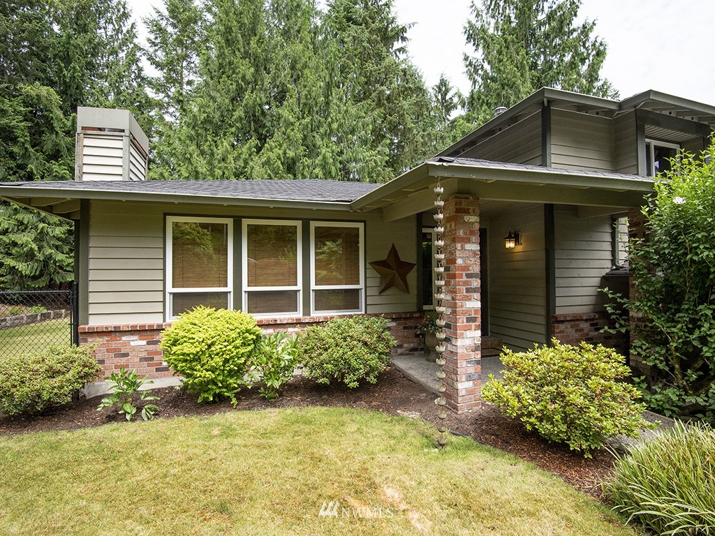 21922 Southeast 255th Place Maple Valley, WA 98038 - Photo 39 of 40 a front view of a house with garden