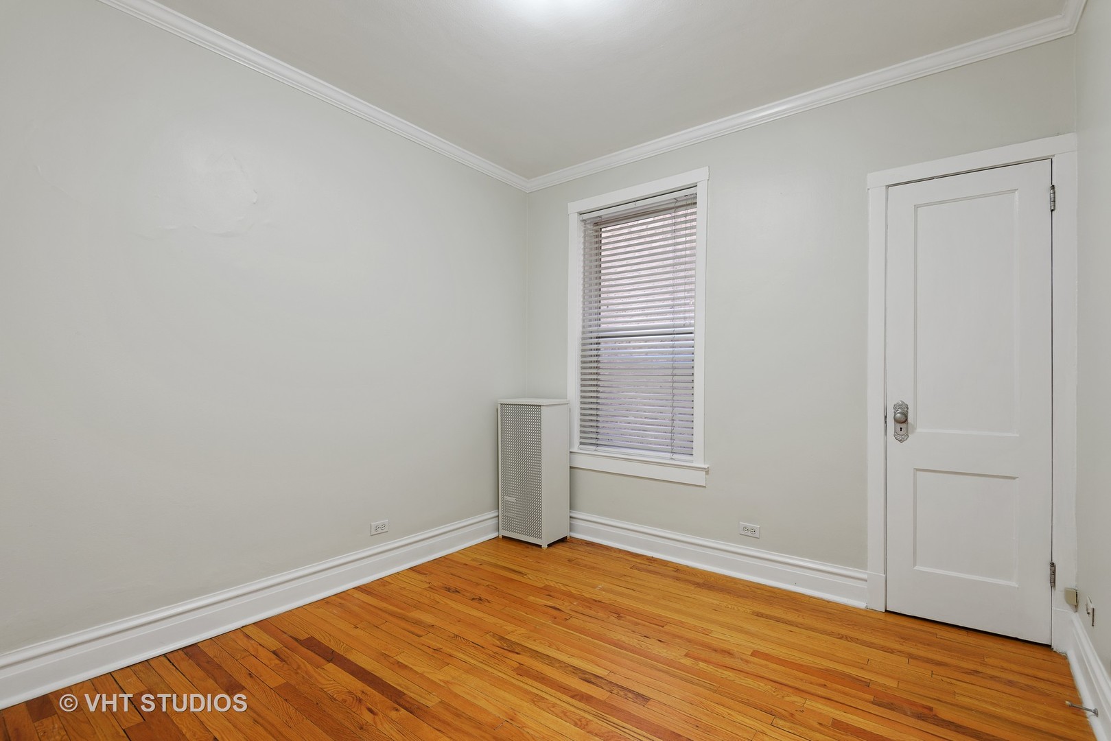 834 West Lakeside Place, Unit 2N Chicago, IL 60640 - Photo 9 of 13 an empty room with wooden floor and windows