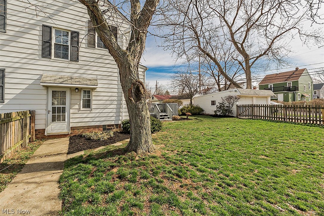 4024 Charlton Road Cleveland, OH 44121 - Photo 4 of 35