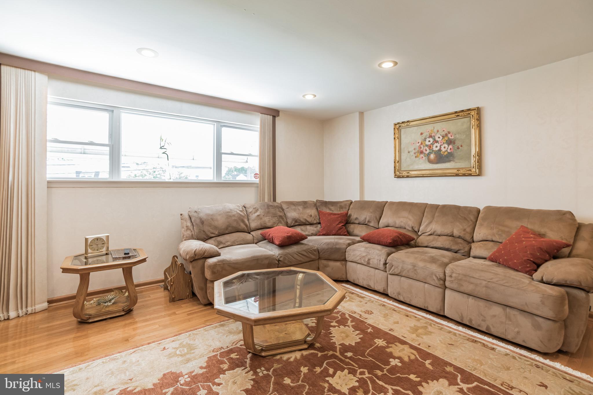 827 Avon Road Philadelphia, PA 19116 - Photo 8 of 31 Living Room
