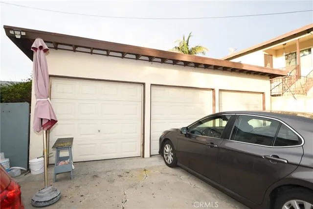 a view of a back yard of the house