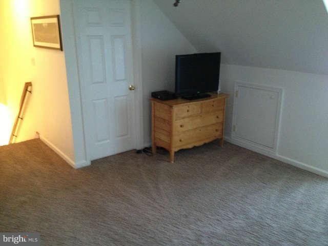 1071 South Childs Road Kearneysville, WV 25430 - Photo 18 of 30 Living Room