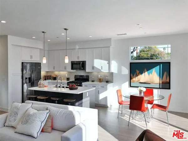 $3,695 | 7105 Tampa Avenue, Unit 7113, Reseda, CA 91335