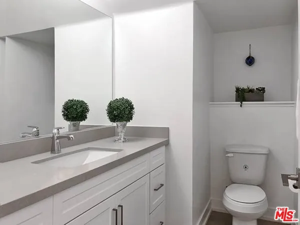 $3,695 | 7105 Tampa Avenue, Unit 7113, Reseda, CA 91335