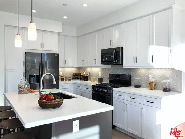 $3,695 | 7105 Tampa Avenue, Unit 7113, Reseda, CA 91335