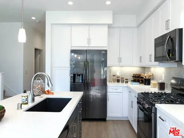 $3,695 | 7105 Tampa Avenue, Unit 7113, Reseda, CA 91335