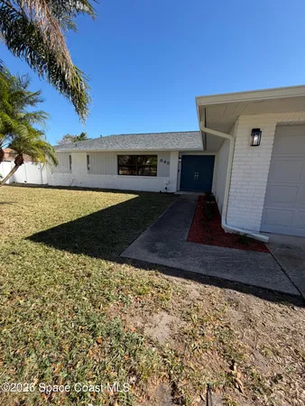 a view of a back yard