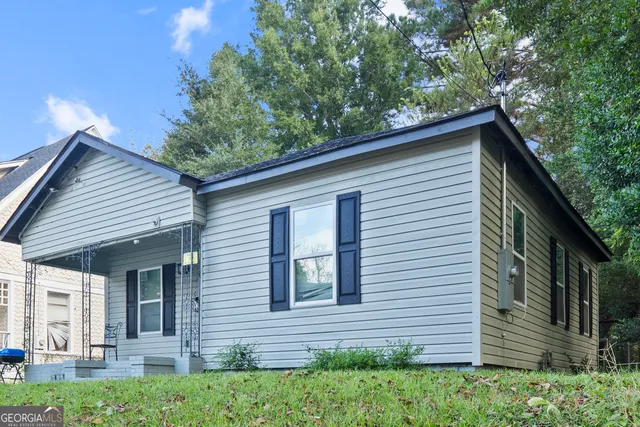 a view of a house with a yard