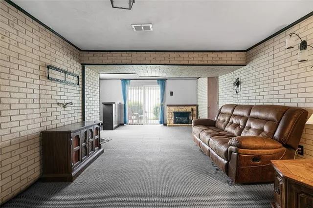 $209,900 | 440 Fairwood Drive, Irwin, PA 15642