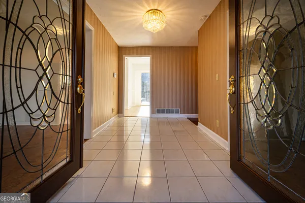 a view of a entryway with interior of house