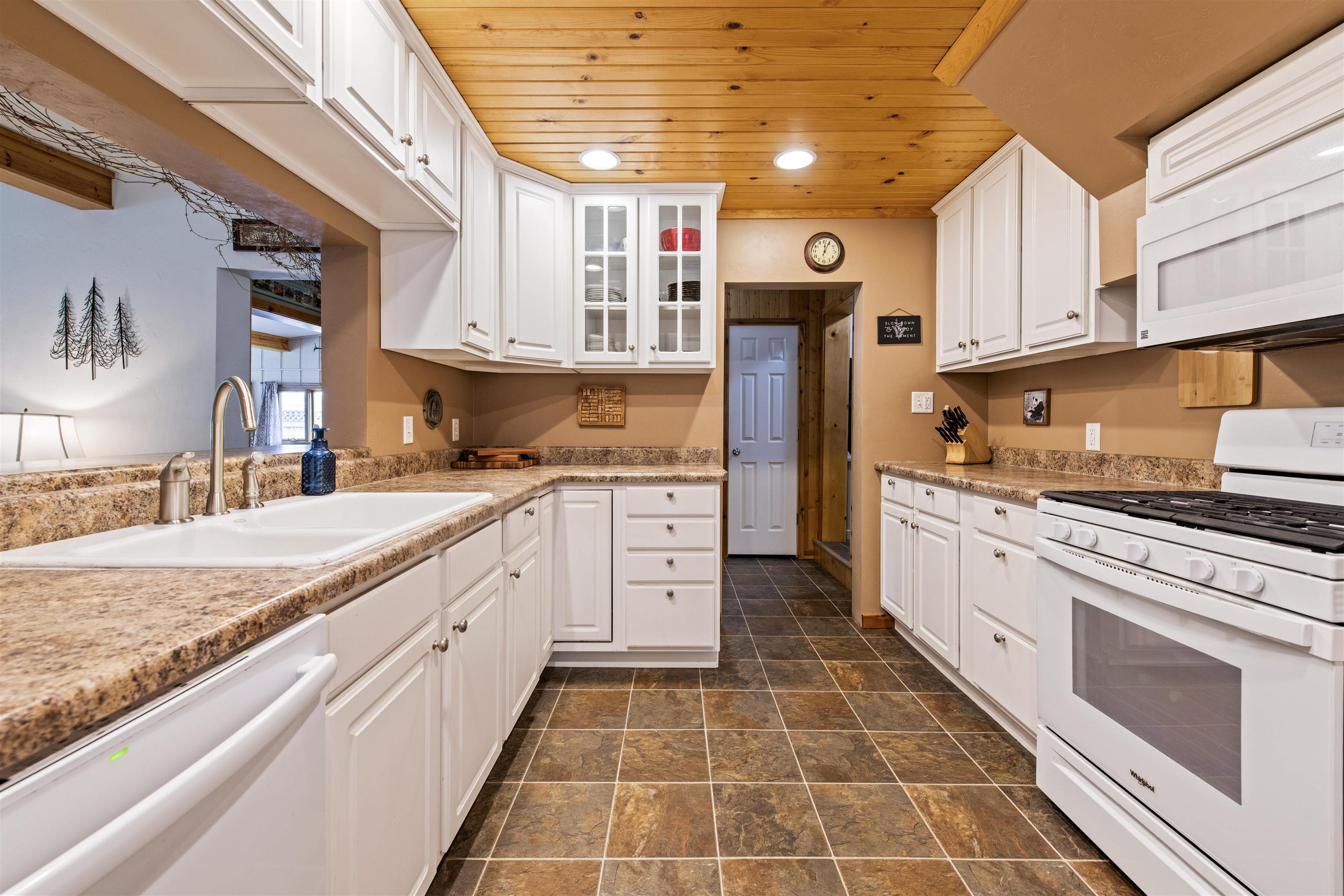 2591 Redpath Drive Marinette, WI 54143 - Photo 9 of 61