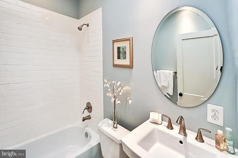 3225 Walbridge Place Northwest Washington, DC 20010 - Photo 15 of 19 Bath #2