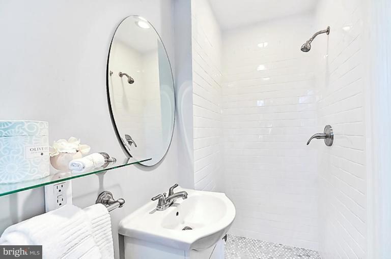 3225 Walbridge Place Northwest Washington, DC 20010 - Photo 6 of 19 Master Bath
