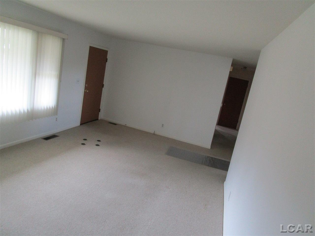 1931 Oakwood Road Adrian, MI 49221 - Photo 13 of 25 31332223-12.JPG