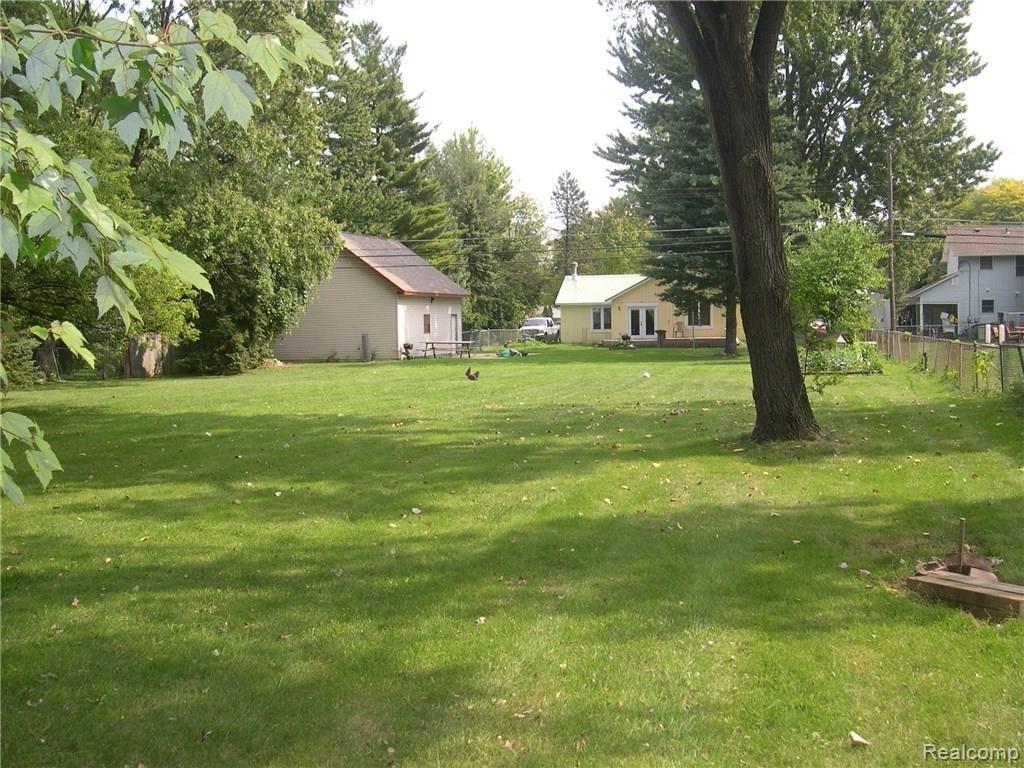 10219 Farmington Road Livonia, MI 48150 - Photo 4 of 34 BACK VIEW