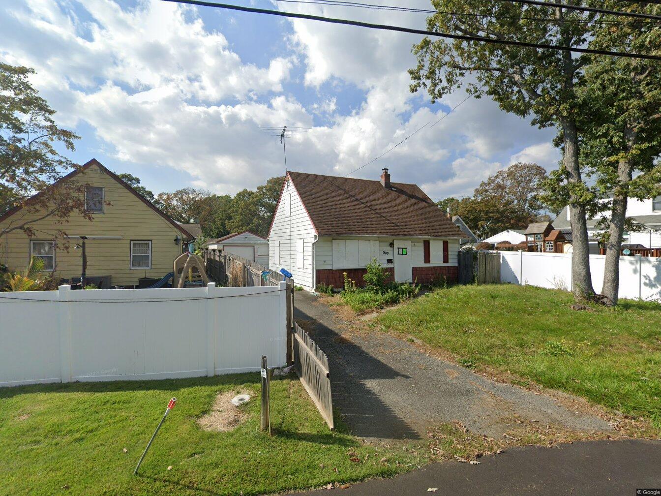 a view of house with a yard