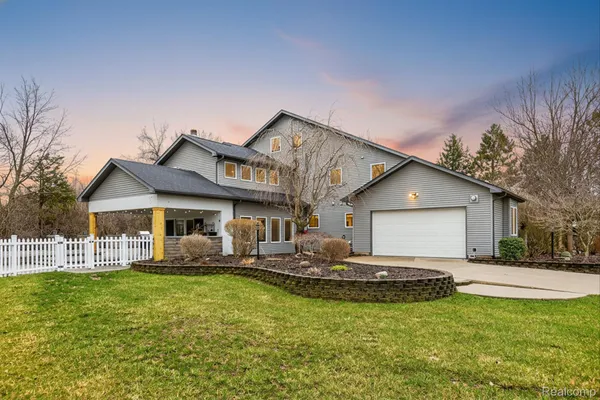 $725,000 | 552 North McKinley Road, Flushing, MI 48433